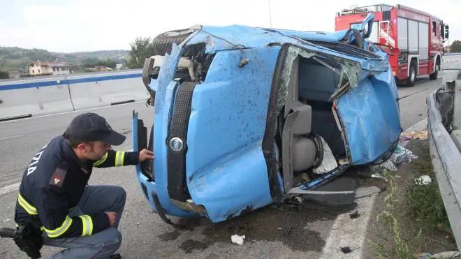 L’auto distrutta di Nevio Gentili, 86 anni, e la moglie Graziella Amadori, 78: stavano per uscire dalla E45 all’altezza di San Carlo