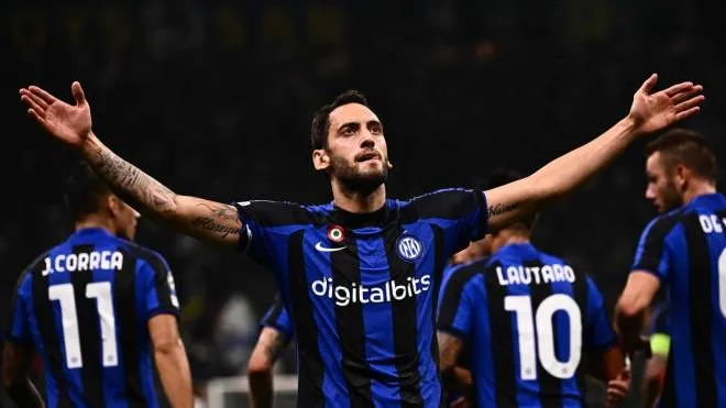 Inter Milan's Turkish midfielder Hakan Calhanoglu celebrates after opening the scoring during the UEFA Champions League Group C football match between Inter Milan and FC Barcelona on October 4, 2022 at the Giuseppe-Meazza (San Siro) stadium in Milan. (Photo by Marco BERTORELLO / AFP)