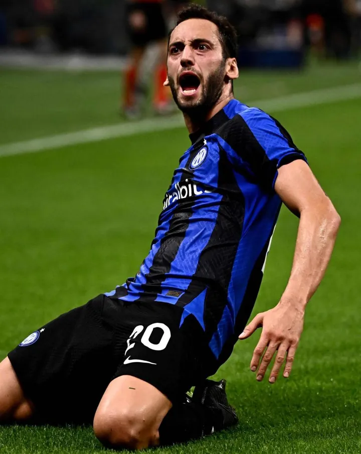 Hakan Calhanoglu esulta dopo il gol che al 46’ porta in vantaggio l’Inter
