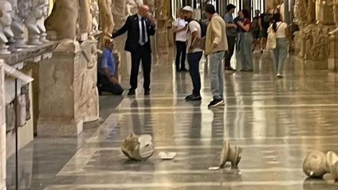 (DIRE) Roma, 5 ott. - Due busti all'interno dei Musei Vaticani scaraventati a terra da un uomo. A quanto apprende l'agenzia Dire dall'ufficio stampa dei Musei Vaticani, l'episodio