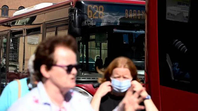 Passeggeri e autobus nel primo giorno dopo lo stop all'obbligo di indossare la mascherina protettiva sui mezzi pubblici, Roma, 1 ottobre 2022. ANSA/RICCARDO ANTIMIANI