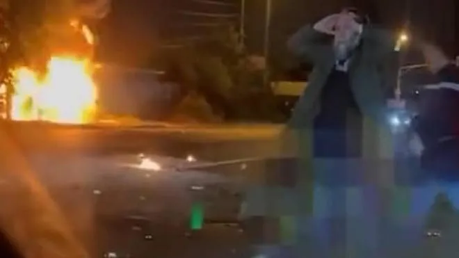 Alexander Dugin con le mani sul volto nel luogo dell’attentato