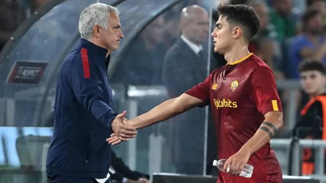 AS Roma's head coach Jose Mourinho (L) and his player Paulo Dybala during the UEFA Europa League group C soccer match between AS Roma and Real Betis at Olimpico stadium in Rome, Italy, 06 October 2022.  ANSA/ETTORE FERRARI