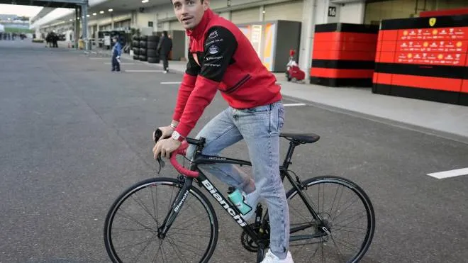 Charles Leclerc in bicicletta nel paddock del circuito di Suzuka