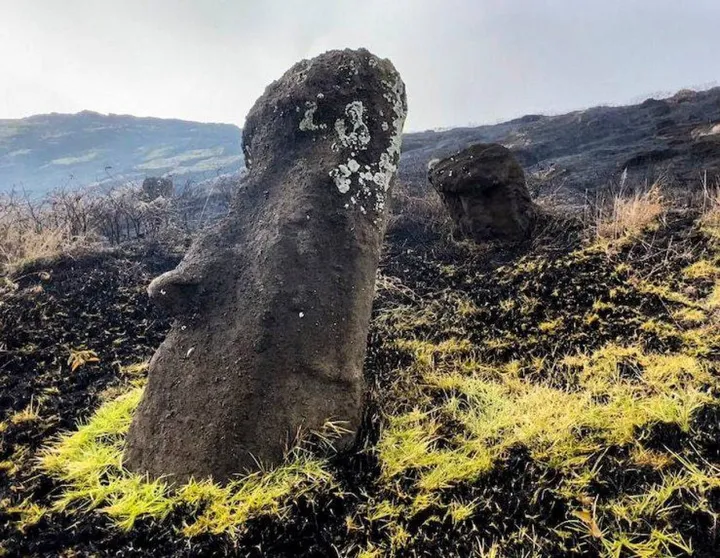 I segni dell’incendio sui moai dell’Isola di Pasqua: le fiamme, appiccate deliberatamente, hanno devastato Rapa Nui lunedì