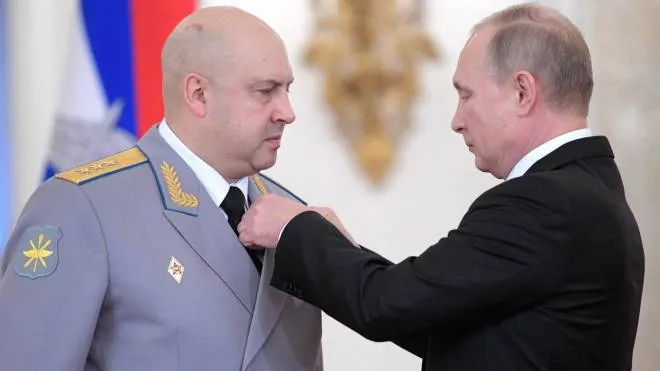 Russian President Vladimir Putin (R) decorates Commander of the Russian troops in Syria Colonel General Sergei Surovikin (L) during a ceremony to present state awards to Russian military servicemen who fought in Syria, at the Kremlin in Moscow, Russia, 28 December 2017. Over 600 servicemen attended the ceremony.  ANSA/ALEXEI DRUZHININ / SPUTNIK / KREMLIN / POOL MANDATORY CREDIT