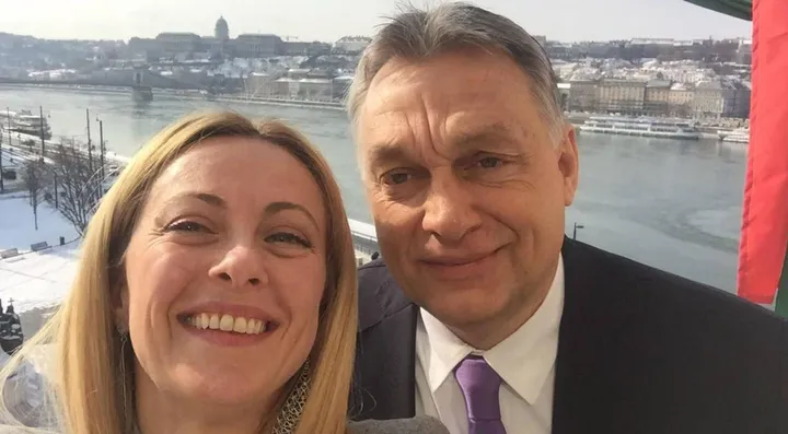 Giorgia Meloni, 45 anni, uscita vincitrice della elezioni,. e Viktor Orbán, 59 anni, premier ungherese, insieme a Budapest nel 2018