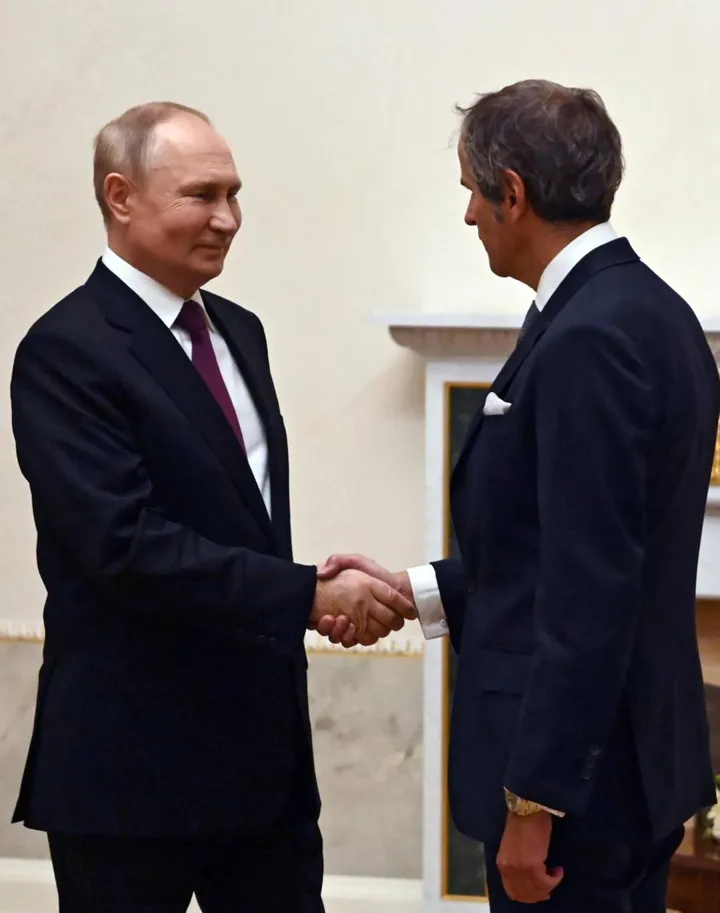 Vladimir Putin (70 anni) stringe la mano a Rafael Mariano Grossi dell’Aiea