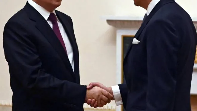 Vladimir Putin (70 anni) stringe la mano a Rafael Mariano Grossi dell’Aiea