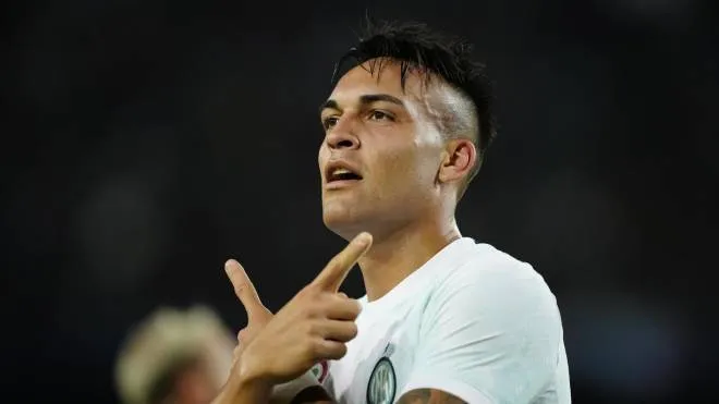 epa10239596 Inter's Lautaro Martinez celebrates after scoring the 1-2 lead during the UEFA Champions League Group C soccer match between FC Barcelona and FC Internazionale Milano, in Barcelona, eastern Spain, 12 October 2022.  EPA/Enric Fontcuberta