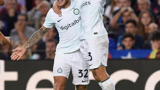 Federico Dimarco e Nicolò Barella esultano dopo il gol del centrocampista che aveva permesso ai nerazzurri di pareggiare la prima rete di Dembelé