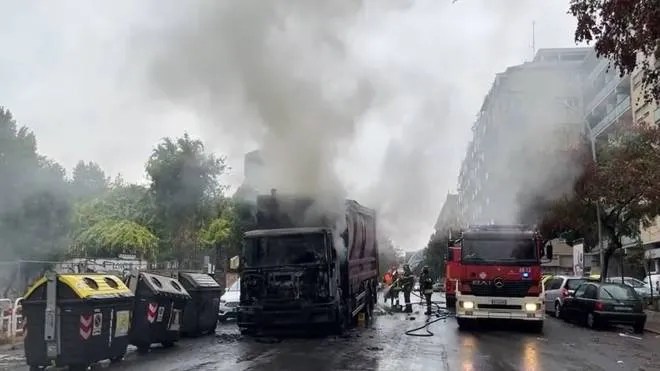 (DIRE) Roma, 13 ott. - Un camion per la raccolta dei rifiuti ha preso fuoco questa mattina in via Pellegrino Matteucci, nel quartiere Ostiense. Le fiamme sono state spente dai vigili del fuoco. Al momento