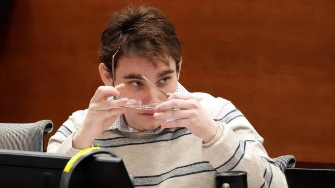 epa10236627 Marjory Stoneman Douglas High School shooter Nikolas Cruz is seated at the defense table for closing arguments in the penalty phase of Cruz's trial at the Broward County Courthouse in Fort Lauderdale, Florida, USA, 11 October 2022. Cruz previously plead guilty to all 17 counts of premeditated murder and 17 counts of attempted murder in the 2018 shootings.  EPA/AMY BETH BENNETT / POOL
