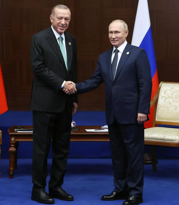 Recep Tayyip Erdogan, 68 anni, stringe la mano al 70enne Vladimir Putin ad Astana