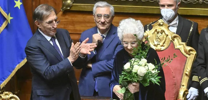 Liliana Segre, 92 anni, senatrice a vita, è accolta tra gli applausi allo scranno più alto di Palazzo Madama per presiedere all’elezione del presidente del Senato