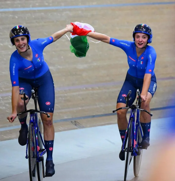 Vittoria Guazzini e Martina Fidanza festeggiano dopo il trionfo iridato