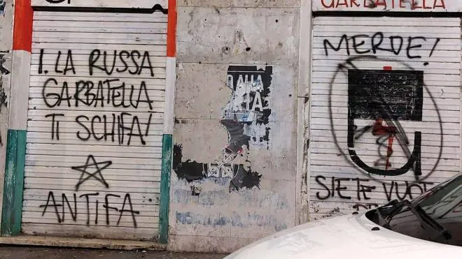 La scritta contro Ignazio La Russa comparsa sulla serranda della sede che fu del Msi e ora di Fratelli d'Italia, nel quartiere Garbatella a Roma 