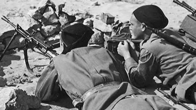 . Italiani a El Alamein foto condegatifolgore.com Sotto, Antonio Ancora allora e oggi