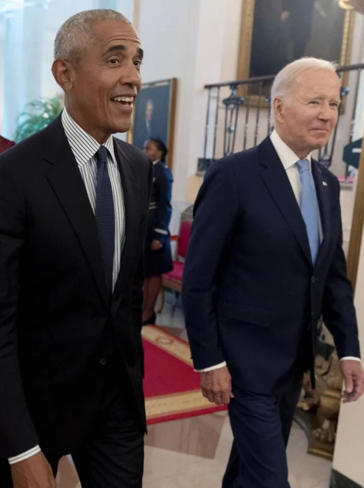 Il presidente americano Joe Biden, 79 anni, assieme all’ex inquilino della Casa Bianca, Barack Obama, 61. È stato presidente dal 2009 al 2017