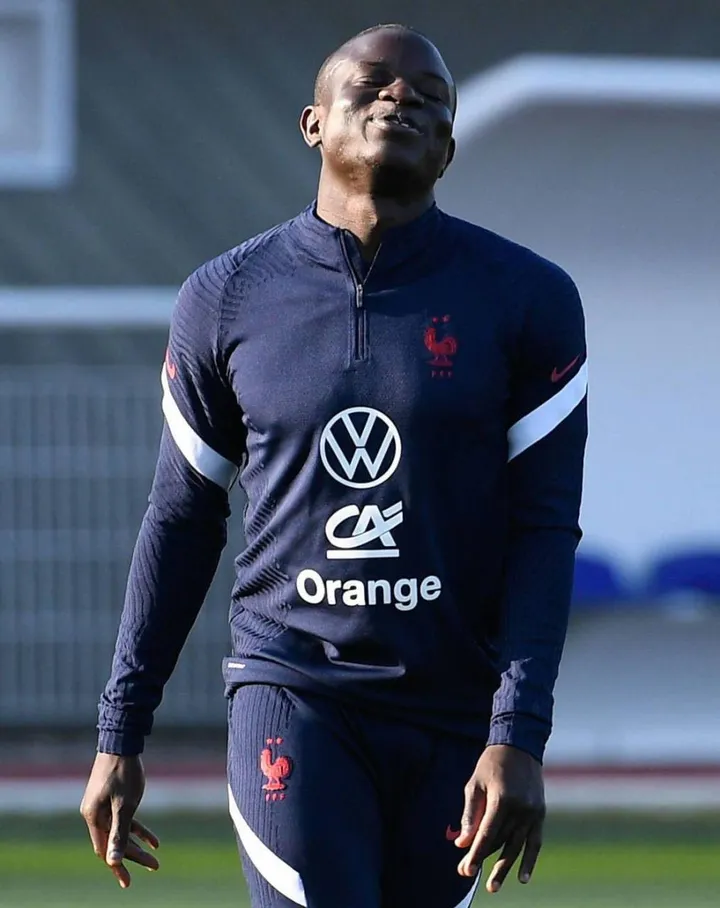 N’Golo Kanté, 31 anni, colonna della Francia campione del mondo uscente e del Chelsea, non sarà in Qatar per un infortunio al ginocchio. In alto, Paulo Dybala