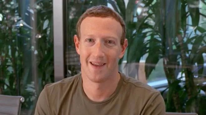 Mark Zuckerberg durante la presentazione del traduttore dal suo profilo Facebook