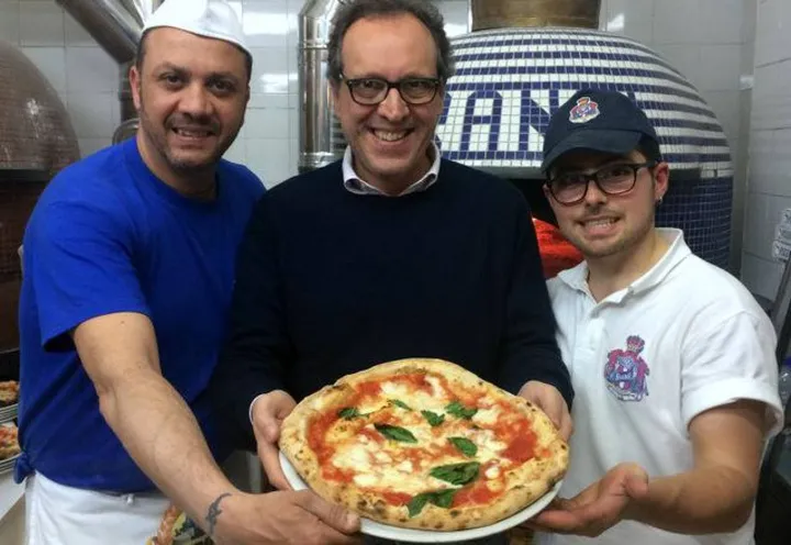 Gestori e pizzaioli dell’Antica Pizzeria Brandi di Napoli celebrano la loro pizza