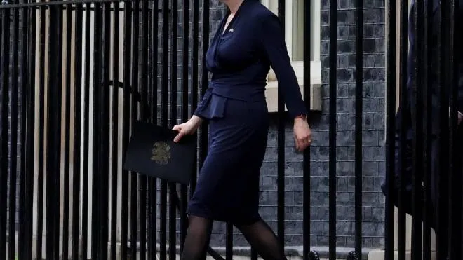 Liz Truss, 47 anni, lascia il civico 10 di Downing Street dopo 45 giorni