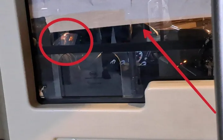 IL VIDEO La la cabina del bus con i vetri schermati, il tablet (nel tondo rosso) accanto al volante (indicato dalla freccia) con il film in corso mentre l’autista guida