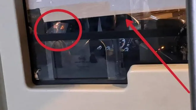 IL VIDEO La la cabina del bus con i vetri schermati, il tablet (nel tondo rosso) accanto al volante (indicato dalla freccia) con il film in corso mentre l’autista guida