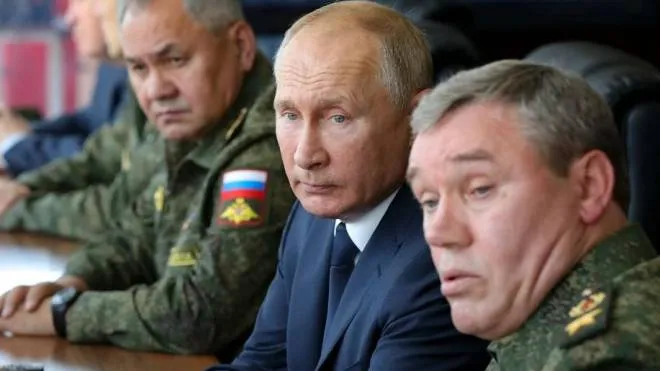 Da sinistra, il ministro della Difesa Sergei Shoygu, Vladimir Putin e. il capo di Stato Valery Gerasimov