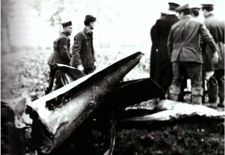 Bascapè, ottobre 1962: i resti del bimotore di Enrico Mattei, partito da Catania