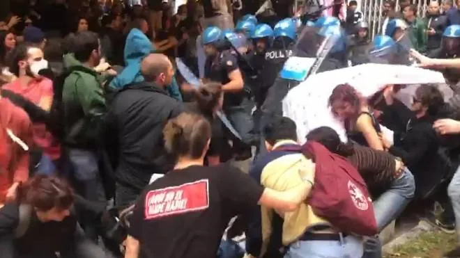 Un momento degli scontri tra collettivi e polizia all’Università La Sapienza di Roma