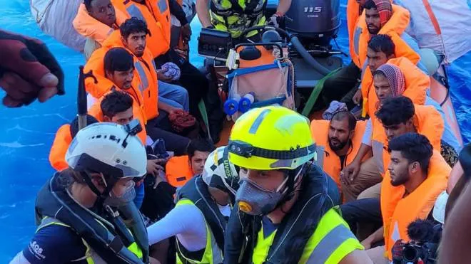 Il salvataggio di 39 migranti da parte Ocean Viking, nave dell’ong. Sos Mediterranee, in acque maltesi