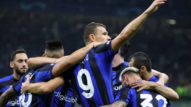 Inter Milan�s Edin Dzeko   jubilates with his teammates   after scoring goal of 2 to 0 during the UEFA Champions League Group C  match  between FC Inter  and  Fc Viktoria Plzen  at Giuseppe Meazza stadium in Milan, 26  October 2022.
ANSA / MATTEO BAZZI