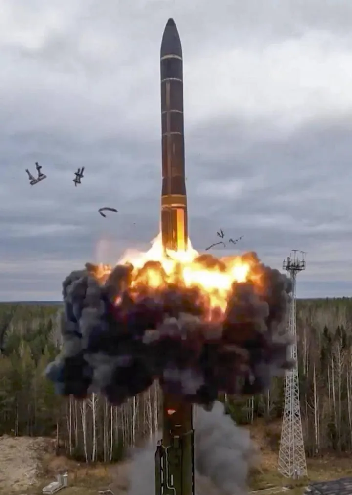 Il missile. intercontinentale Yars. lanciato dal cosmodromo di Plesetsk, in Russia