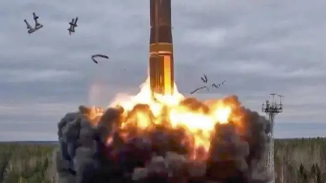 Il missile. intercontinentale Yars. lanciato dal cosmodromo di Plesetsk, in Russia