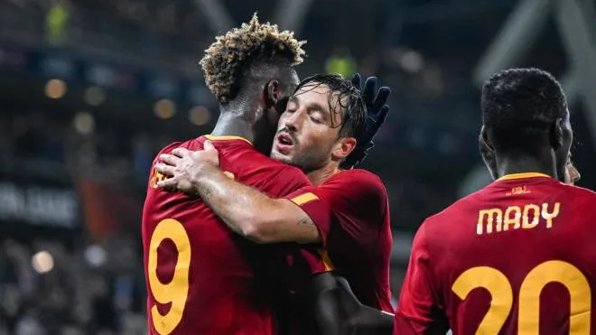 epa10270173 Tammy Abraham (L) of Roma celebrates with teammates after scoring the 1-0 lead in the UEFA Europa League group C match between HJK Helsinki and AS Roma at Helsinki Football Stadium in Helsinki, Finland, 27 October 2022.  EPA/KIMMO BRANDT