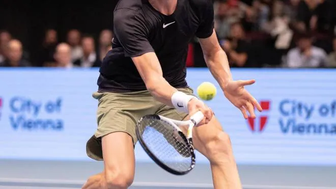 Jannik Sinner ieri si è arreso nei quarti di finale del torneo di Vienna contro l’ex numero uno del mondo, Danil Medvedev: le condizioni dell’azzurro preoccupano