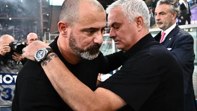 Dejan Stankovic in nerazzurro, a destra l’abbraccio con Mourinho