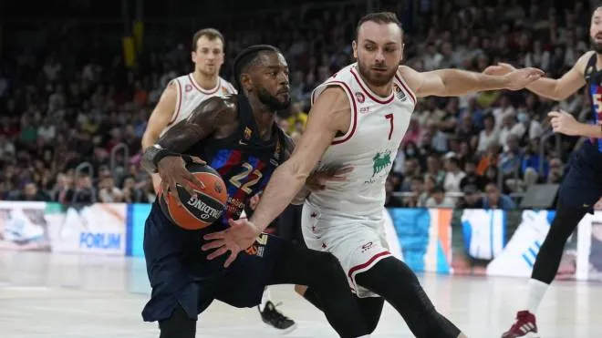 epa10271933 Barcelona's Cory Higgins (L) in action against Olimpia Milano's Stefano Tonut (R) during the Euroleague basketball match between FC Barcelona and Olimpia Milano, in Barcelona, Spain, 28 October 2022.  EPA/Alejandro Garcia