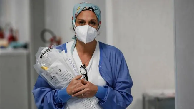 Health workers wearing overalls and protective masks in the intensive care unit of the Tor Vergata hospital during the second wave of the Covid-19 Coronavirus pandemic, Rome, Italy, 26 November 2020. ANSA/GIUSEPPE LAMI