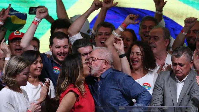 Il bacio tra Luiz Inácio Lula da Silva, 77 anni, e la terza moglie Rosangela, 56, detta Janja, nuova first lady del Brasile