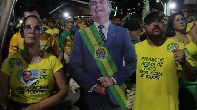 La delusione sul volto dei sostenitori di Bolsonaro, appena appresi i risultati delle elezioni