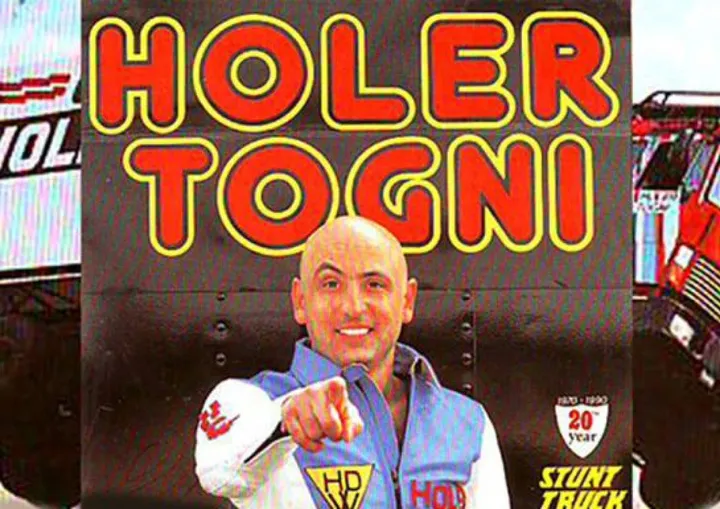 Holer Togni, morto a 76 anni, in un vecchio manifesto di un suo spettacolo