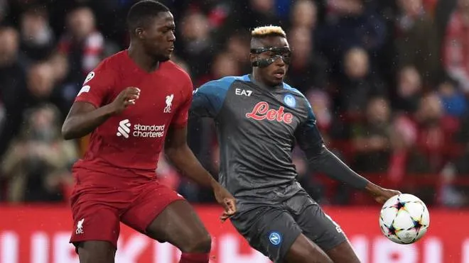 epa10279724 Napoli's Victor Osimhen (R) in action against Liverpool's Ibrahima Konate (L) during the UEFA Champions League group A soccer match between Liverpool FC and SSC Napoli in Liverpool, Britain, 01 November 2022.  EPA/PETER POWELL
