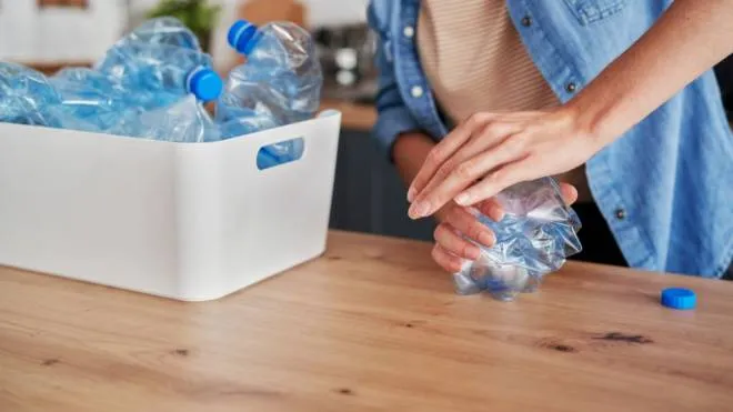 Riciclare le bottiglie di plastica