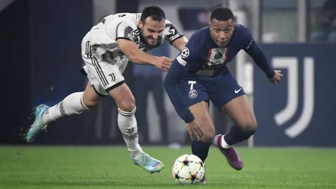 Paris Saint-Germain's French forward Kylian Mbappe runs with the ball to score a goal during the UEFA Champions League 1st round day 6 group H football match between Juventus Turin and Paris Saint-Germain (PSG) at the Juventus stadium in Turin on November 2, 2022. (Photo by Filippo MONTEFORTE / AFP)