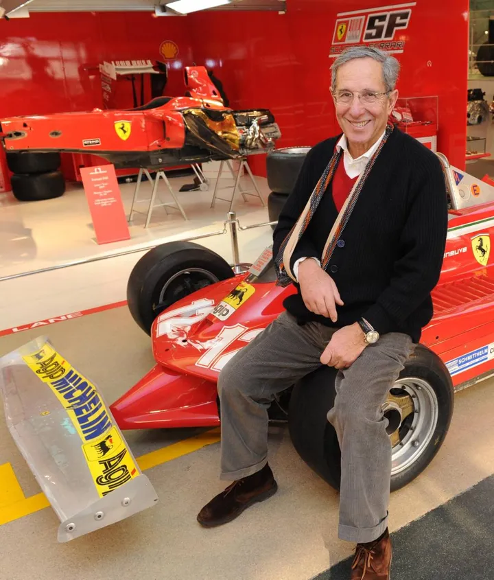 Mauro Forghieri, morto ieri a Modena all’età di 87 anni, con una Ferrari di Formula 1