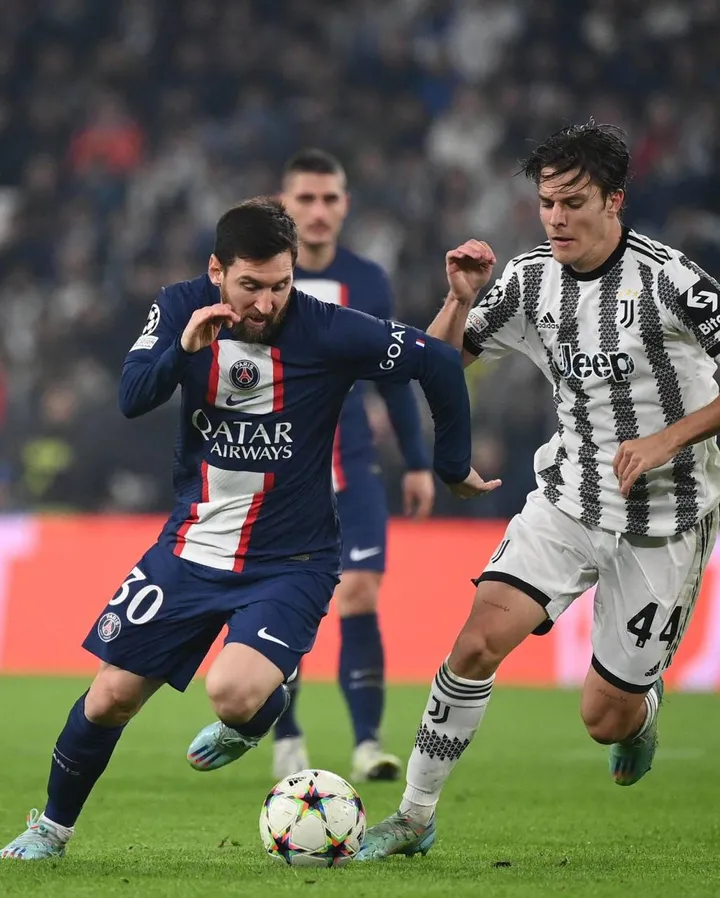 Nicolò Fagioli, 21 anni, cerca di fermare Leo Messi, 35. La Juve, pur con dodici infortunati, ha controllato il gioco per gran parte della partita