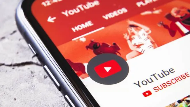 L'app di YouTube su smartphone